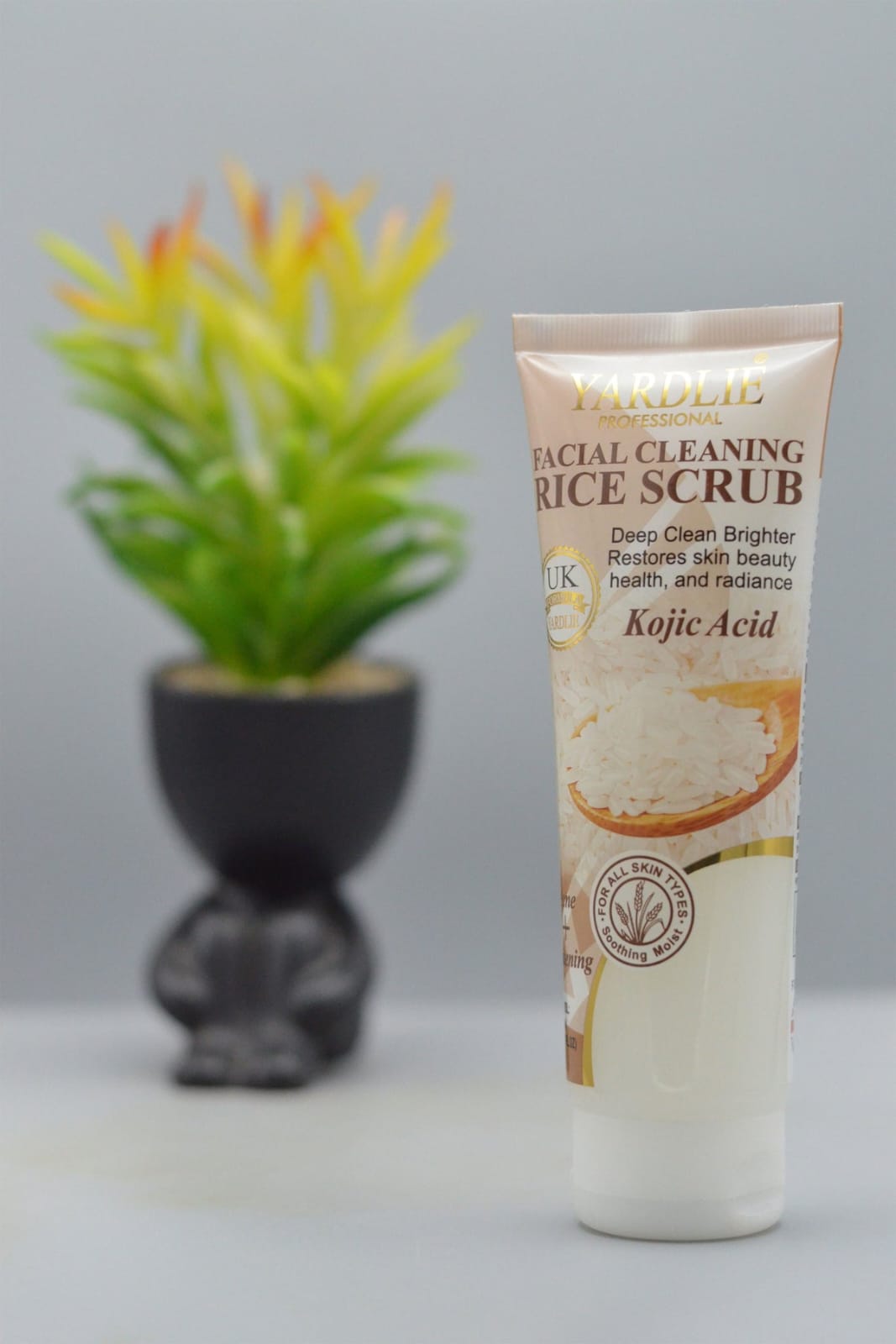 Facial Cleaning Rice Scrub With Kojic Acid 150ml.